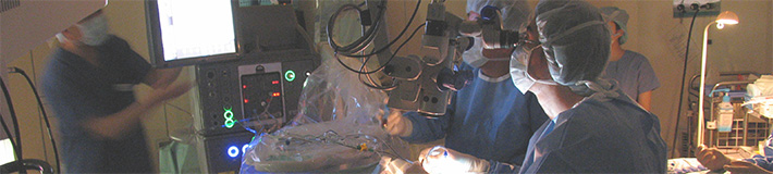 網膜硝子体手術中の手術室